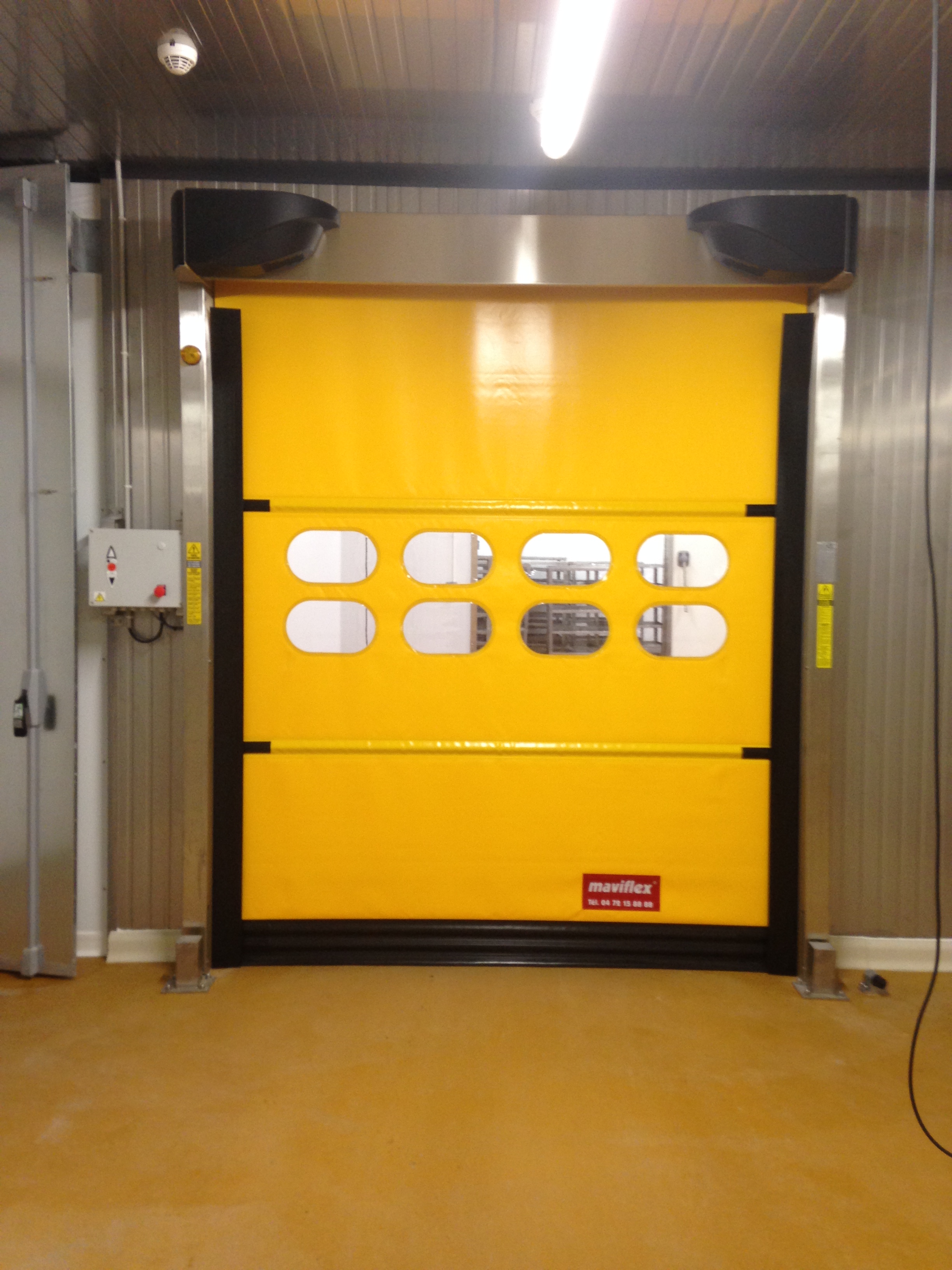 Porte souple Mavi-one pour Milieu Industriel et Agro-alimentaire. Porte souple rapide à enroulement....
